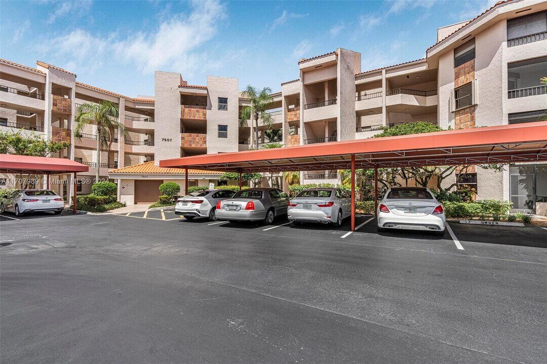 7507 La Paz Blvd, Unit # 407 in Boca Raton, FL - Foto de edificio