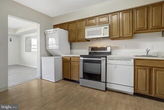3709 S George Mason Dr in Falls Church, VA - Building Photo - Building Photo