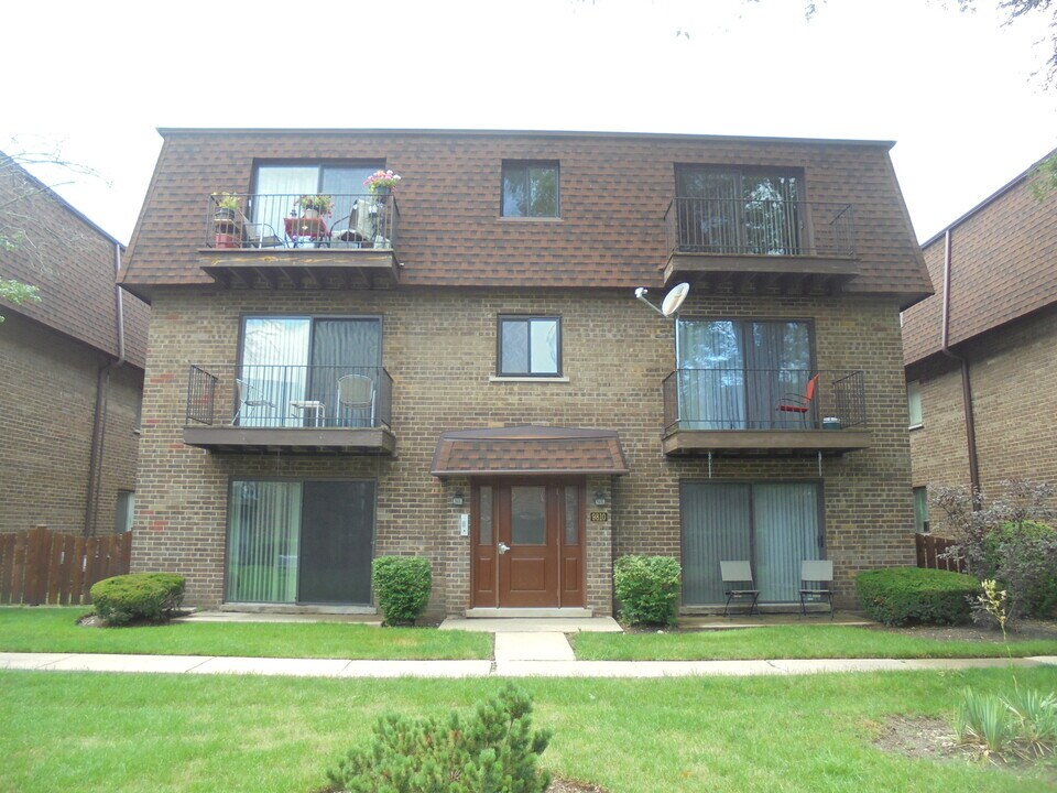 9810 Bianco Terrace in Des Plaines, IL - Foto de edificio