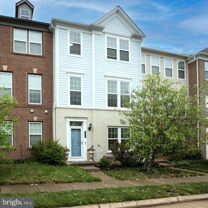 328 Pink Azalea Terrace SE in Leesburg, VA - Building Photo