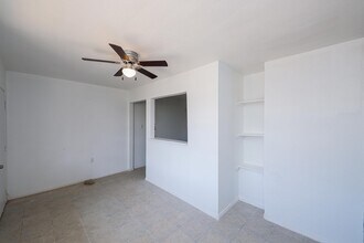 1001 Reynolds St in Laredo, TX - Building Photo - Building Photo
