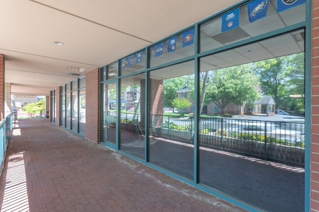 The Broadway in Falls Church, VA - Foto de edificio - Building Photo