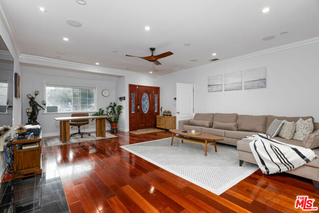 110 N Kingsley Dr in Los Angeles, CA - Building Photo - Building Photo