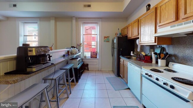 property at 1617 W Oxford St