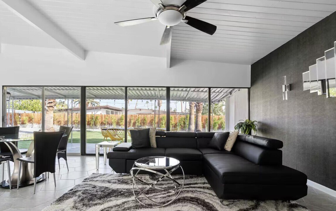 280 N Monterey Rd in Palm Springs, CA - Building Photo