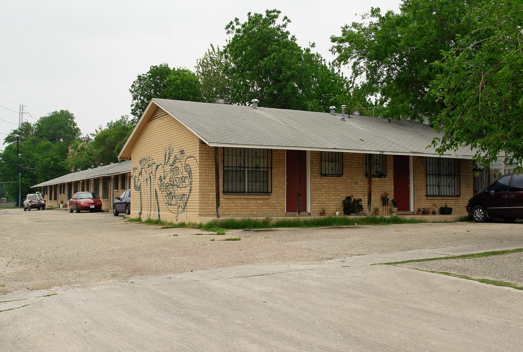 643 West Summit Ave in San Antonio, TX - Building Photo