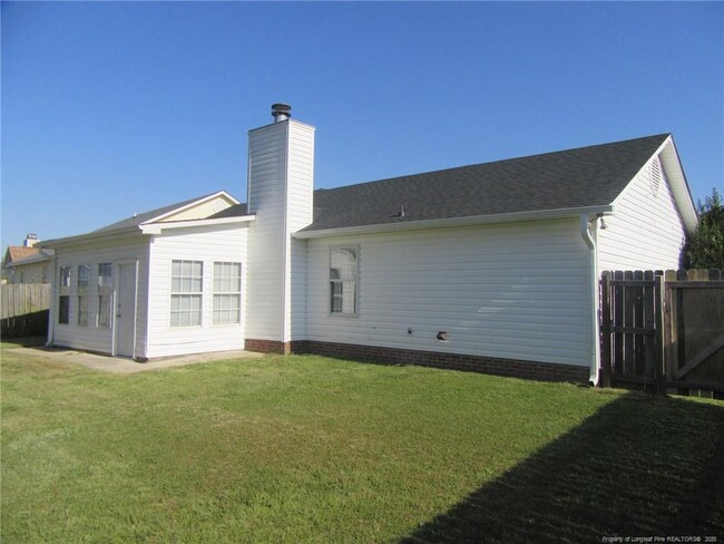3911 Harden Rd in Hope Mills, NC - Foto de edificio - Building Photo