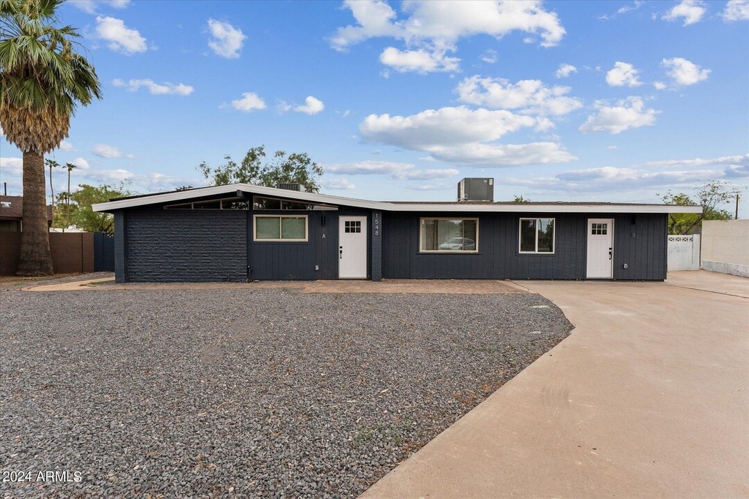 1548 N Upland Cir in Mesa, AZ - Foto de edificio