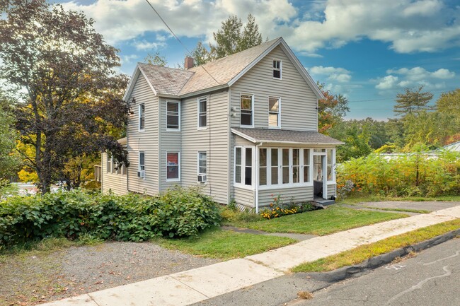 200 Hope St, Unit 2nd Floor in Greenfield, MA - Foto de edificio - Building Photo