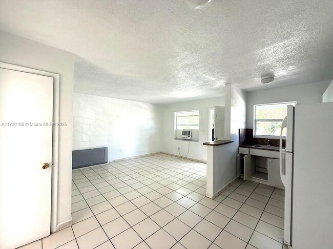 855 W 29th St in Hialeah, FL - Building Photo - Building Photo