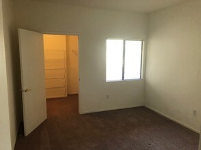 8250 N Grand Canyon Dr in Las Vegas, NV - Building Photo - Building Photo