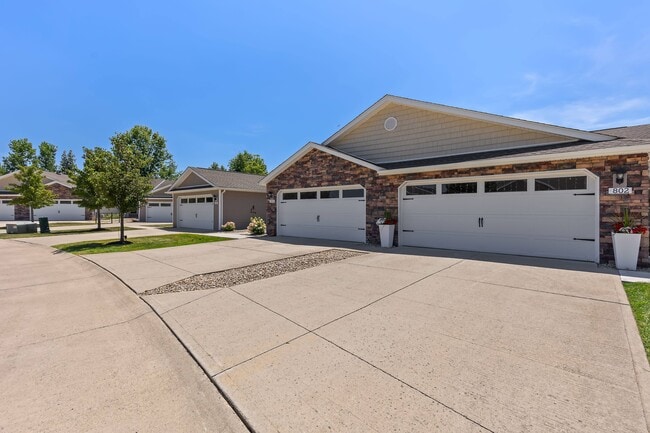 Redwood Marysville Milford Avenue in Marysville, OH - Foto de edificio - Building Photo