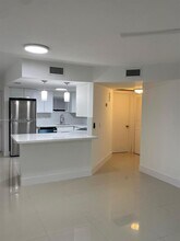 8225 Lake Dr in Doral, FL - Building Photo - Building Photo
