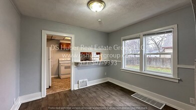 2011 S Martin Luther King Jr Blvd in Lansing, MI - Building Photo - Building Photo