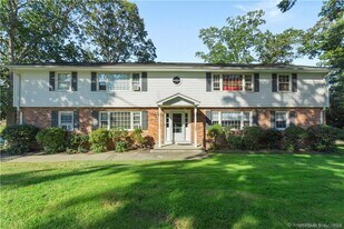 280 E Main St in Clinton, CT - Building Photo