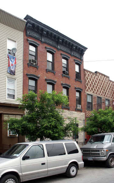 121 Boerum St in Brooklyn, NY - Foto de edificio