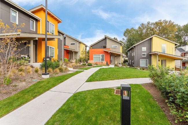 12672 60th Ave S in Seattle, WA - Foto de edificio - Building Photo