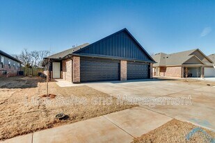 11611 Mackenzie Wy in Yukon, OK - Building Photo