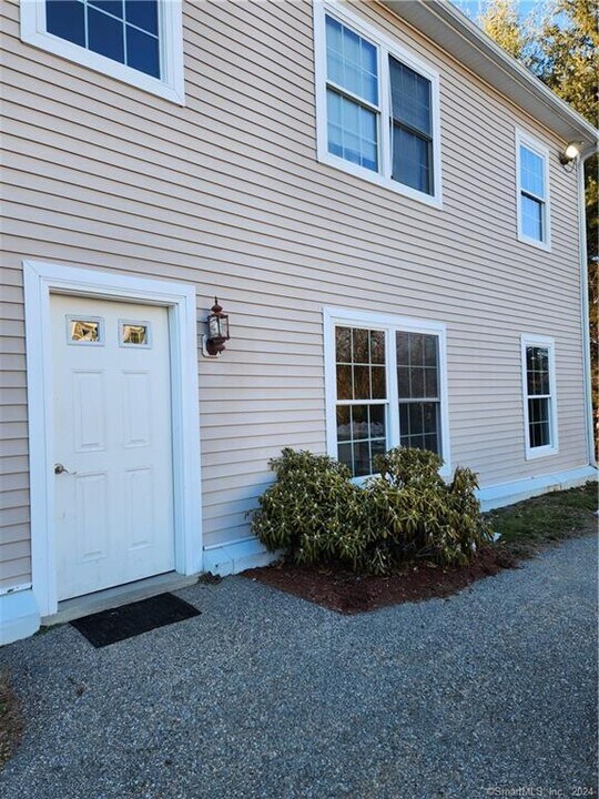 245 Elizabeth St Ext, Unit 5 in Norwich, CT - Building Photo