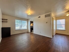 2526 W Prairie St, Unit 203 in Denton, TX - Building Photo