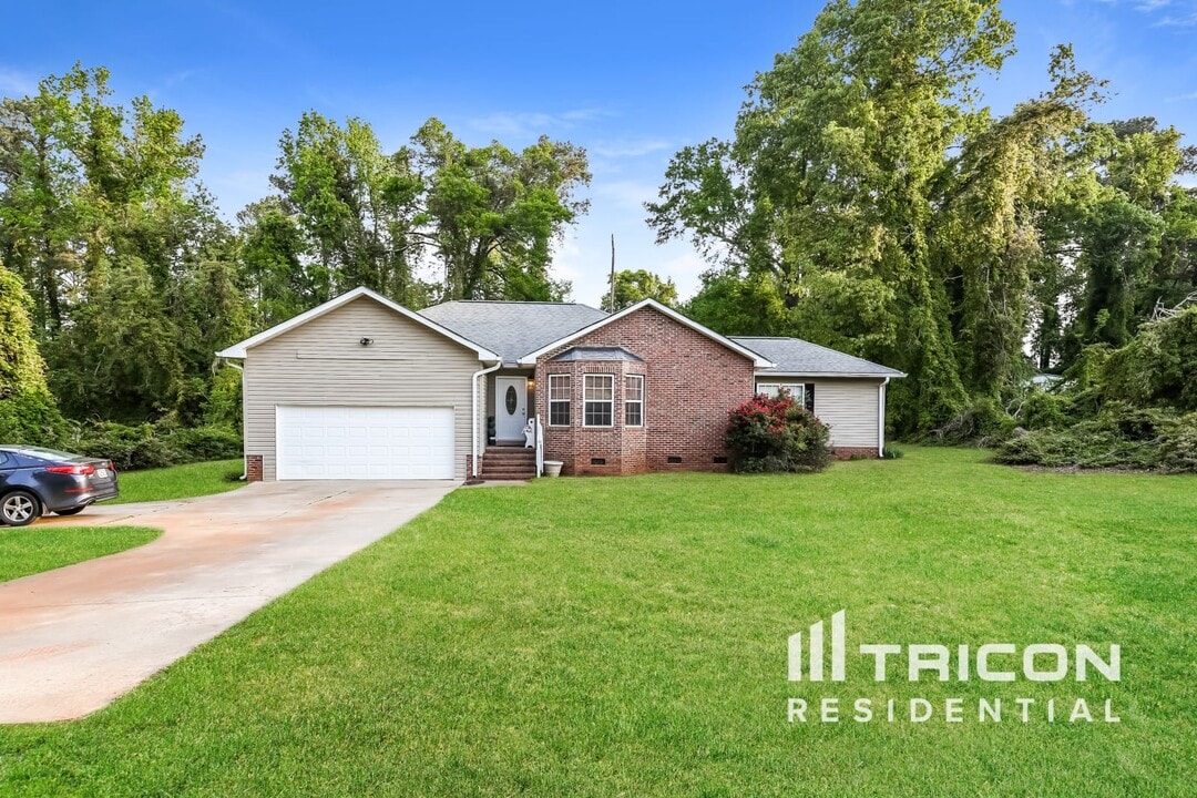 211 Boxwood Ln in Anderson, SC - Building Photo