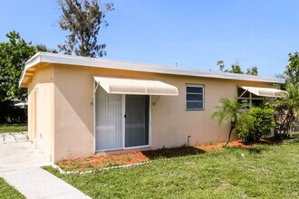 5641 Honeysuckle Dr in West Palm Beach, FL - Building Photo - Building Photo