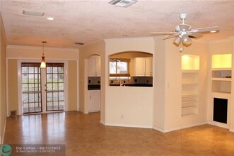 2032 Discovery Cir W in Deerfield Beach, FL - Foto de edificio - Building Photo