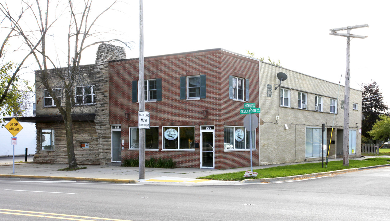 521-555 W Greenwood Ave in Waukegan, IL - Building Photo