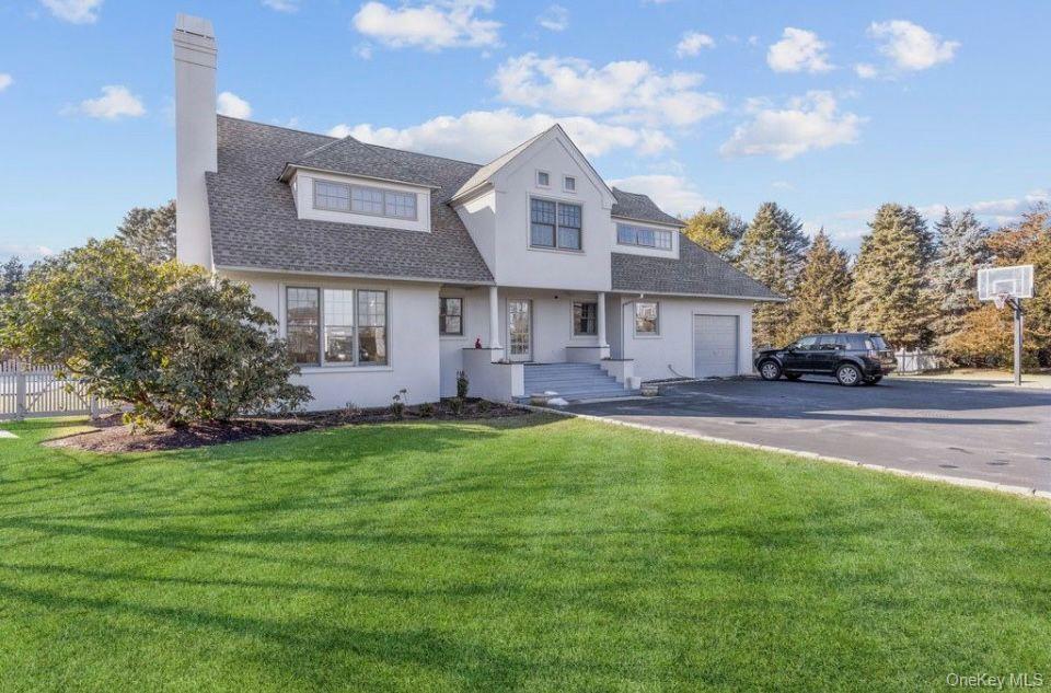 582 Hayground Rd in Water Mill, NY - Building Photo