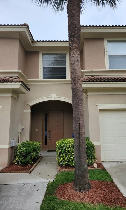 295 River Bluff Ln in Royal Palm Beach, FL - Building Photo