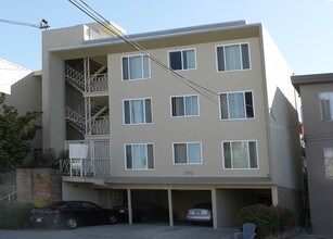 370 Staten Ave in Oakland, CA - Foto de edificio - Building Photo