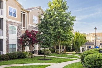 Oasis at Montclair in Dumfries, VA - Foto de edificio - Building Photo