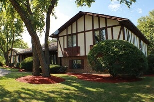 44 Kingston Dr in Oak Brook, IL - Building Photo