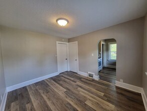 3916 Cambridge St in Des Moines, IA - Building Photo - Building Photo