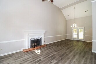 2418 Lake Edge Dr in Memphis, TN - Building Photo - Building Photo