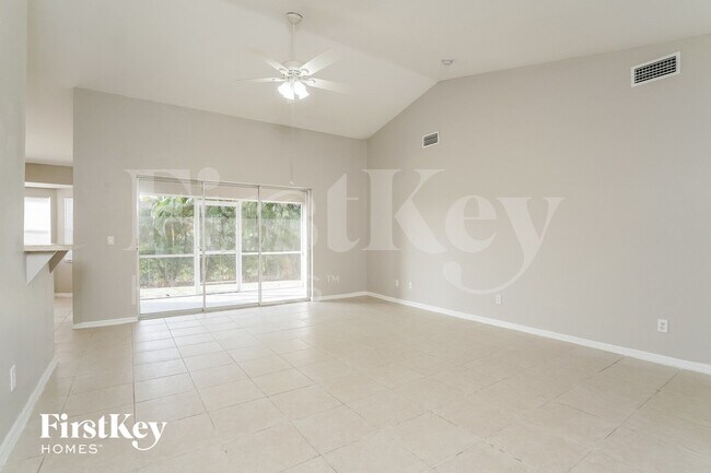 8352 Bahamas Rd in Ft. Myers, FL - Foto de edificio - Building Photo