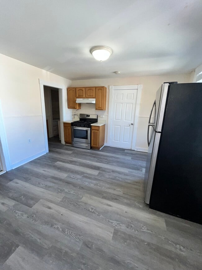 27 Denmark St, Unit 1 in Worcester, MA - Foto de edificio - Building Photo