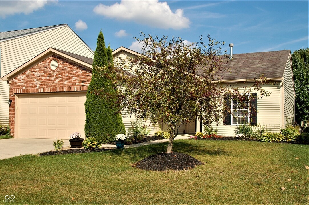 8348 S Swimming Hole Ln in Pendleton, IN - Foto de edificio