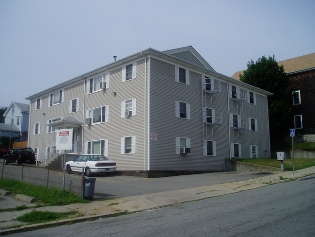 335 Snell St in Fall River, MA - Foto de edificio - Building Photo