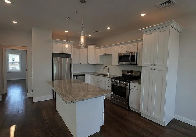 318 Princeton St, Unit #2 in Boston, MA - Foto de edificio - Building Photo