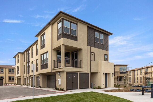 338 Summer Breeze Wy in Oceanside, CA - Building Photo - Building Photo