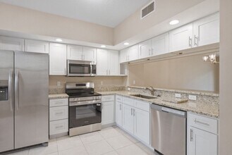 960 Starkey Rd in Largo, FL - Building Photo - Building Photo