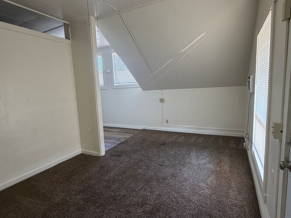 2920 NE Riverside Ave in Pendleton, OR - Foto de edificio