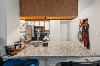 795 Hammond Dr in Atlanta, GA - Foto de edificio - Building Photo