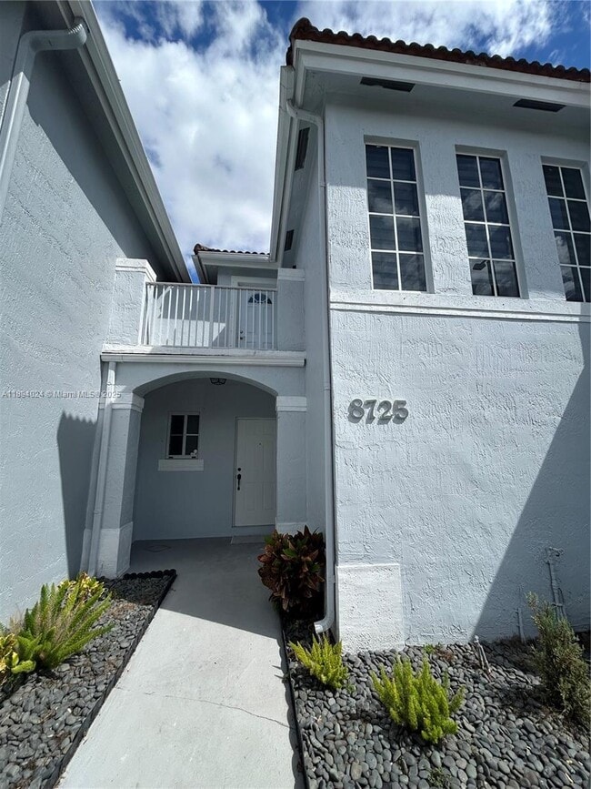 8725 SW 158th Pl in Miami, FL - Foto de edificio - Building Photo
