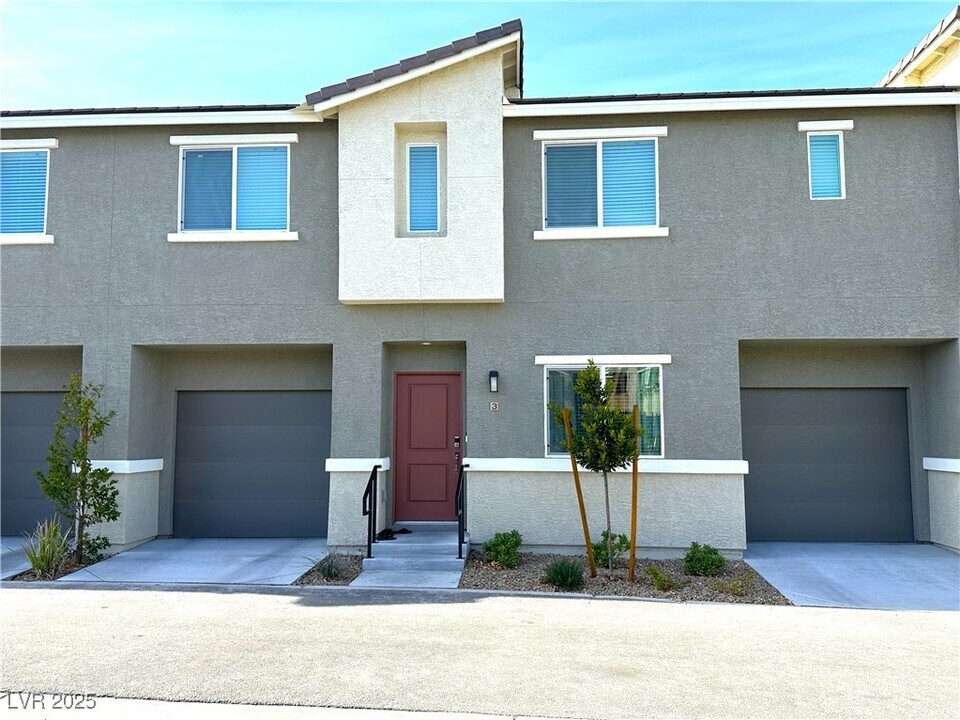 2853 Tahiti Grape Wy in Las Vegas, NV - Building Photo