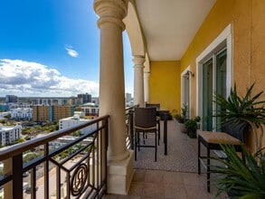 750 N Tamiami Trl, Unit Gorgeous Penthouse in Sarasota, FL - Foto de edificio - Building Photo