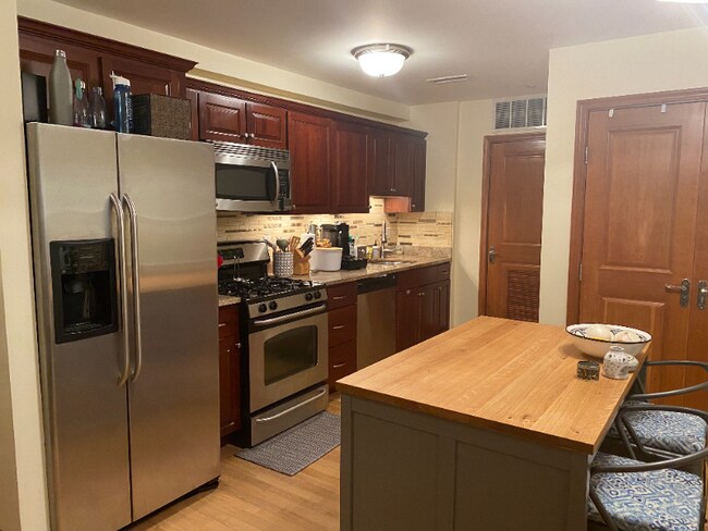 2440 Massachusetts Ave, Unit 19 in Cambridge, MA - Foto de edificio - Building Photo