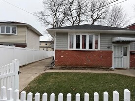 168 Robinwood Ave in Hempstead, NY - Building Photo