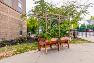 The Berkshire Senior Living in West Allis, WI - Foto de edificio - Building Photo